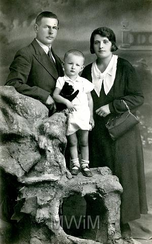 KKE 065.jpg - Od lewej: Józef Muszałowski z żoną Heleną i synem Zbigniewem, Łuck, 1933 r.